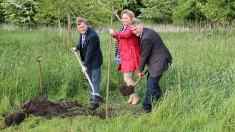 Johann Wadephul, MdB Beate Nielsen und Hans Hinrich Neve, MdL pflanzen den Baum. Johann Wadephul, MdB Beate Nielsen und Hans Hinrich Neve, MdL pflanzen den Baum.